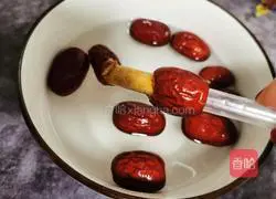 Illustration of how to make Angelica, red dates and wolfberry soup 3