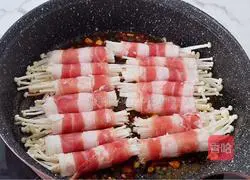 Illustration of making beef rolls with enoki mushrooms 10