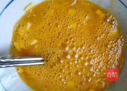 Illustration of how to make scrambled eggs with winter bamboo shoots and tomatoes 7