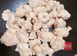 Illustration of how to make curry chicken and potato pasta 6