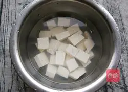 Illustration of how to make fish head and tofu soup 4