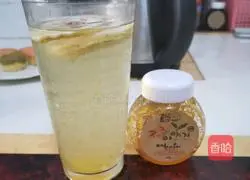 Illustration of how to drink lemon citrus honey water in spring and summer 5