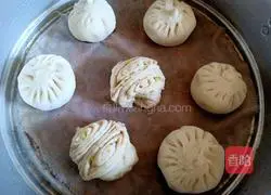 Illustration of how to make sugar buns with peanut filling 10