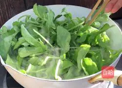 Illustration of how to make tofu, wolfberry and radish seedling soup 7