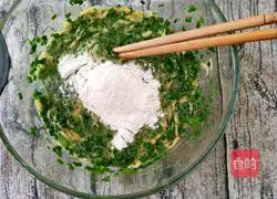 Illustration of how to make leek and shrimp skin egg rolls 8