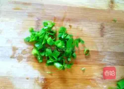 green Illustration of how to make vegetable braised noodles 1