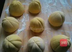 Illustration of how to make pumpkin steamed buns 6