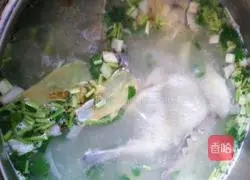 Illustration of how to make braised crucian carp soup 3