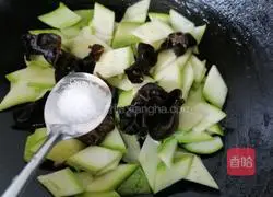 Illustration of how to stir-fry zucchini and shrimp 7