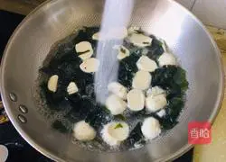 Illustration of how to make cuttlefish ball and seaweed soup 6