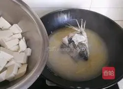 Illustration of how to make fish head and tofu soup 10