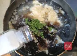 Illustration of how to make seaweed and egg drop soup 6