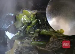 Illustration of how to make Wakame, shrimp skin and egg wontons 8