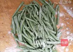 Illustration of hand-rolled spinach noodles 12