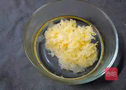 Snow pear, white fungus and red date soup recipe 2