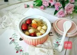 Illustration of how to make red dates, white fungus and lotus seed soup 8