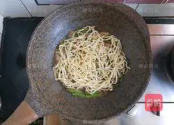 Illustration of how to make braised beans and noodles 10