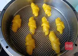 Illustration of how to make pumpkin croissants 13