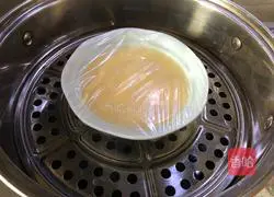Illustration of how to make milk stewed eggs 6