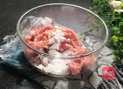 Illustration of how to make shredded pork with green onions 1