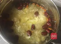 Illustration of how to make yacon lily, tremella, wolfberry and red date syrup 4