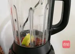 Illustration of how to make brown sugar, ginger and jujube milk 3