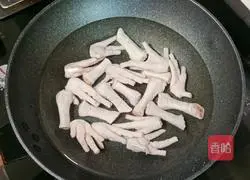 Illustration of how to make peanut red date chicken feet soup 4