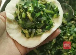 Illustration of how to make leek and egg buns 18