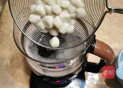 Four red glutinous rice Illustration of how to make dumpling soup 9