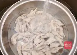 Illustration of how to make spicy and sour chicken feet 2