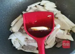 How to stir-fry pork slices with king oyster mushrooms Illustration 10