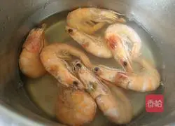 Illustration of how to make cold celery and shrimp 4