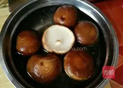 Illustration of how to stir-fry Chinese cabbage with mushrooms 1