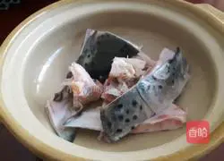 Illustration of how to soak fish head and beans in soup 2