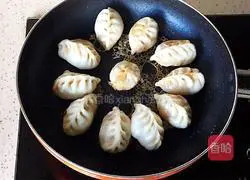 Illustration of how to make fried buns 9