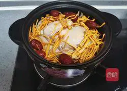 Illustration of how to stew chicken soup with Cordyceps flowers 5