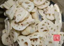 Illustration of how to make spicy and crispy lotus root 1