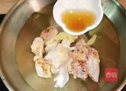 Illustration of how to make stewed chicken with Gastrodia elata and Codonopsis pilosula 2