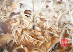 Illustration of how to make shredded mushroom and chicken noodles 19