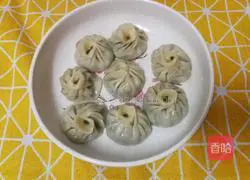 Illustration of how to wrap Xiao Long Bao in dumpling wrappers 10