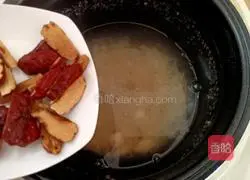 Illustration of how to make red dates, lotus seeds and white fungus soup 11