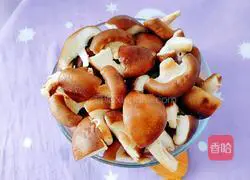 Illustration of how to make mushroom, corn and beef bone soup 10