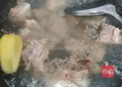 Illustration of how to make tea oil and yam pork ribs 1