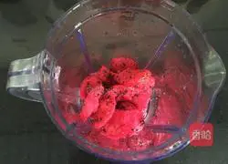 How to make dragon fruit milkshake Illustration 3