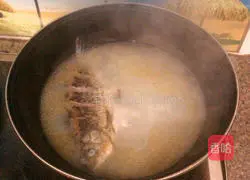 Illustration of how to make radish and crucian carp soup 9