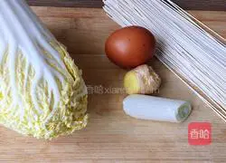 Illustration of how to make cabbage and egg noodle soup 1