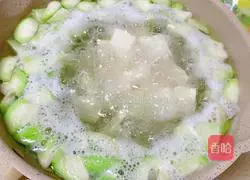 Illustration of how to make loofah tofu soup 6