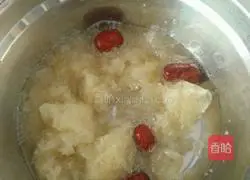 Illustration of how to make white fungus and red date soup 2