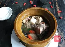 Whitening and beautifying Illustration of how to make soup (stewed pork ribs with poria) 11