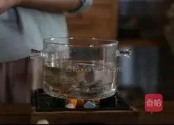 Illustration of how to make fennel and sea cucumber soup 1